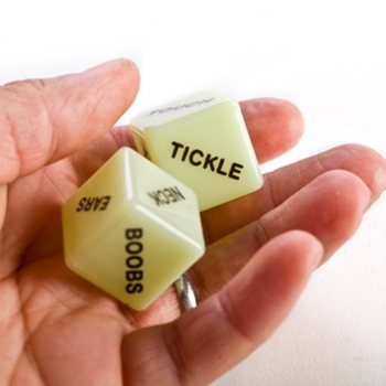 Pimedas hiilgavad seksit&auml;ringud ekraanil (24 tk)