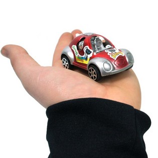 4 Tagasit&otilde;mmatavat M&auml;nguautot Karbis (4 tk komplekt)